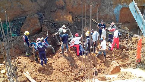 Así adelantan los bomberos de Cali, las labores de rescate al sur de la ciudad.