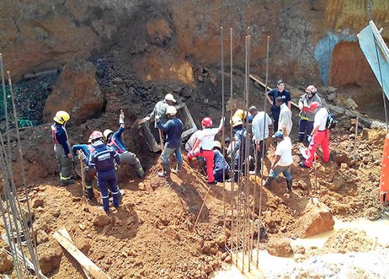 Así adelantan los bomberos de Cali, las labores de rescate al sur de la ciudad.