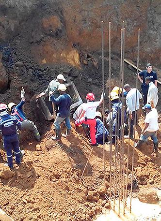 Así adelantan los bomberos de Cali, las labores de rescate al sur de la ciudad.