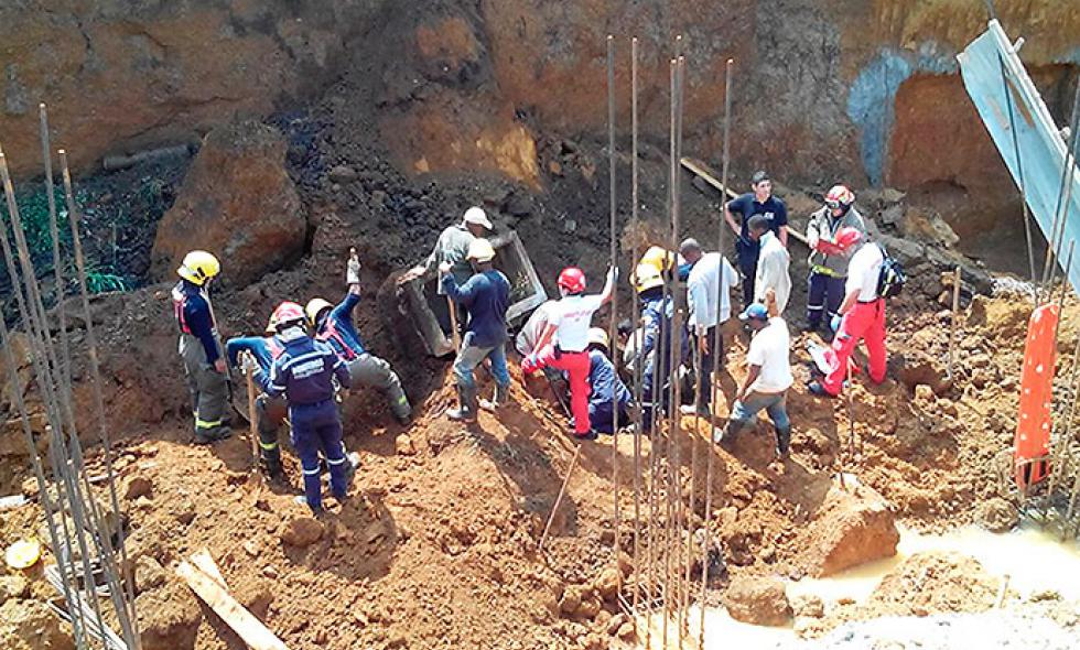 Así adelantan los bomberos de Cali, las labores de rescate al sur de la ciudad.