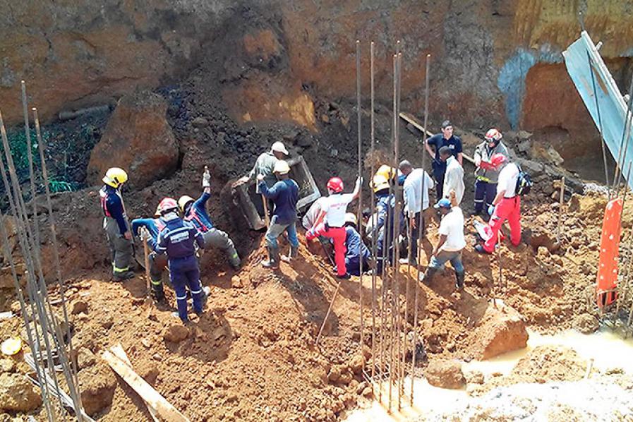 Así adelantan los bomberos de Cali, las labores de rescate al sur de la ciudad.